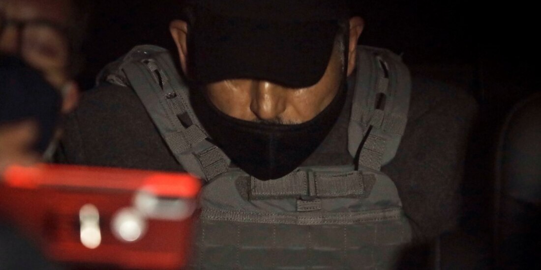 En la camioneta que se dijo se llevaba a Emilio Lozoya se pudo observar a una persona con cubrebocas.