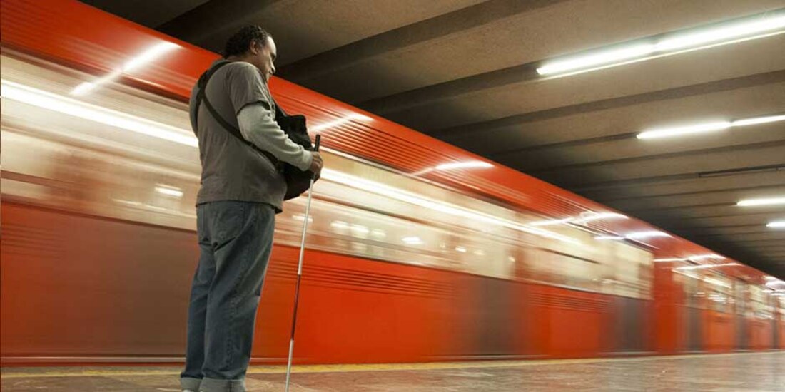 Una persona espera en el andén para subir al Metro