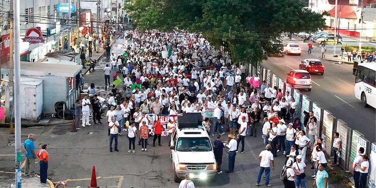 Megamarcha de trabajadores del Seguro Social en la capital del país (izq.) y Veracruz, Veracruz, ayer.