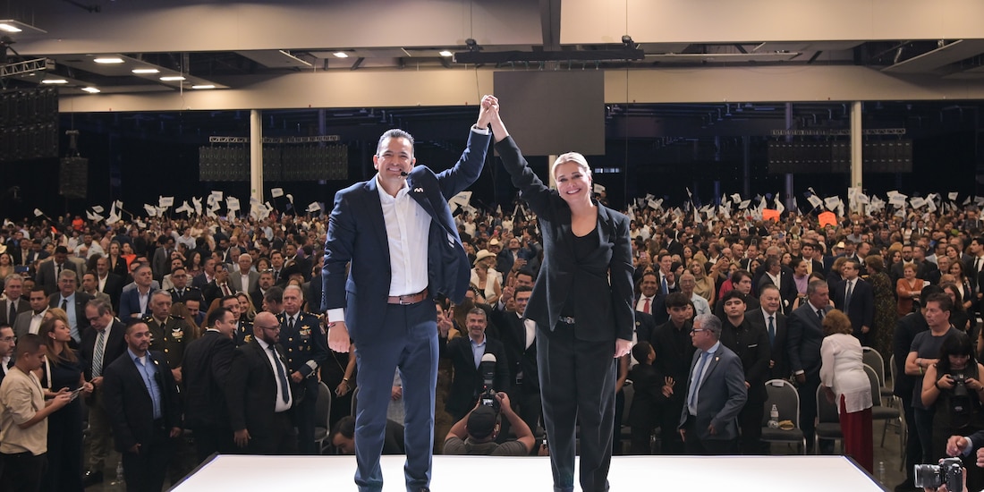 Maru Campos y Marco Bonilla durante la presentación del Quinto Informe de Gobierno en Expo Chihuahua.