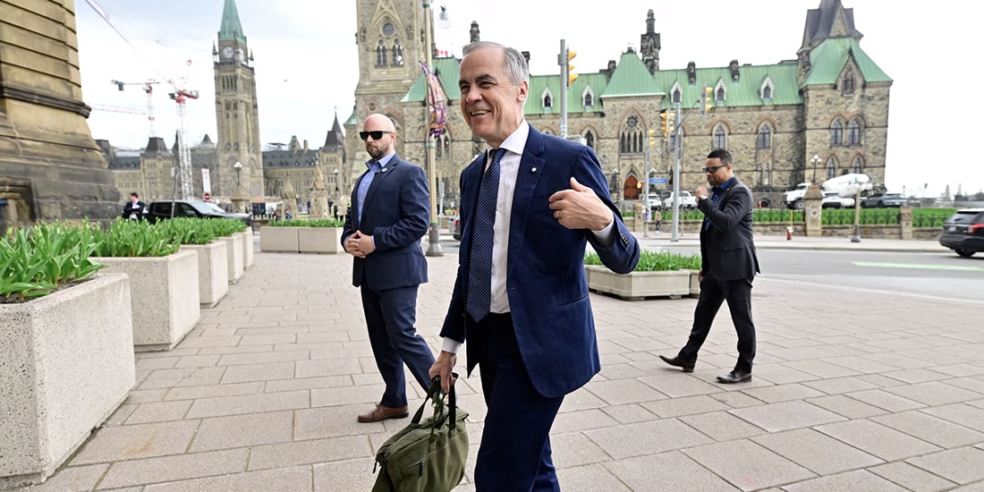 El primer ministro de Canadá, Mark Carney, ingresa a su oficina después ganar las elecciones parlamentarias, ayer.