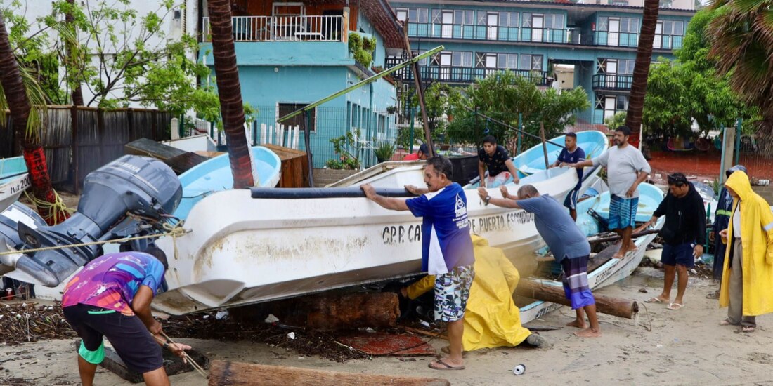 En puerto escondido varias lanchas fueron volteadas por el meteoro, ayer