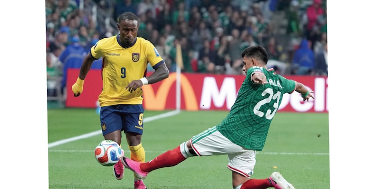LA PELOTA fue muy disputada en la media cancha.