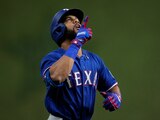 Leody Taveras, de los Texas Rangers, reacciona después de conectar un jonrón durante la quinta entrada del Juego 1 de la Serie de Campeonato de la Liga Americana contra los Houston Astros el domingo 15 de octubre de 2023 en Houston. (Foto AP/Godofredo A. Vásquez)