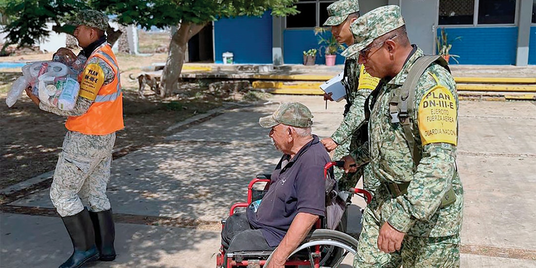 MILITARES ATIENDEN a población que se resguardó en albergues en BCS, ayer.