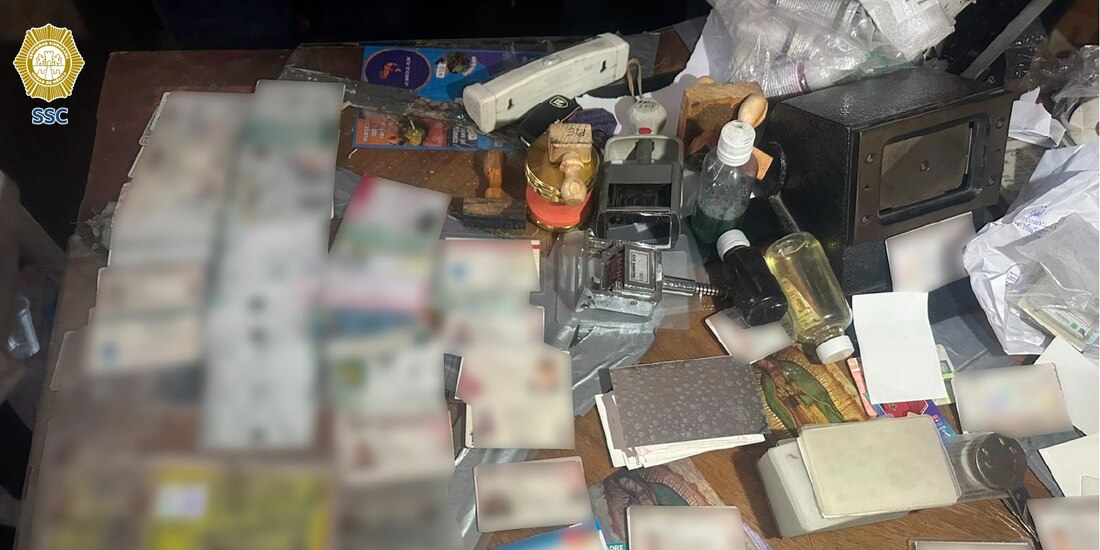 Autoridades aseguraron cientos de documentos falsificados y equipo especializado en la alcaldía Cuauhtémoc.