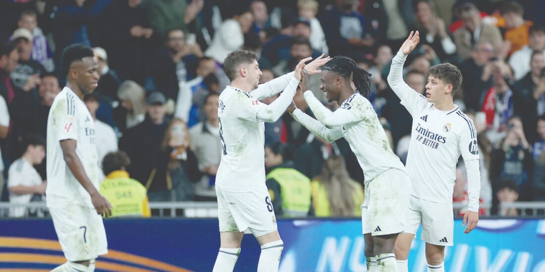 Valverde SE abraza con sus compañeros, tras su tanto del triunfo, ayer.