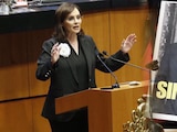 La senadora Lilly Téllez, del PAN, y una fotografía de Andrés Manuel López Beltrán, el 19 de agosto de 2026.