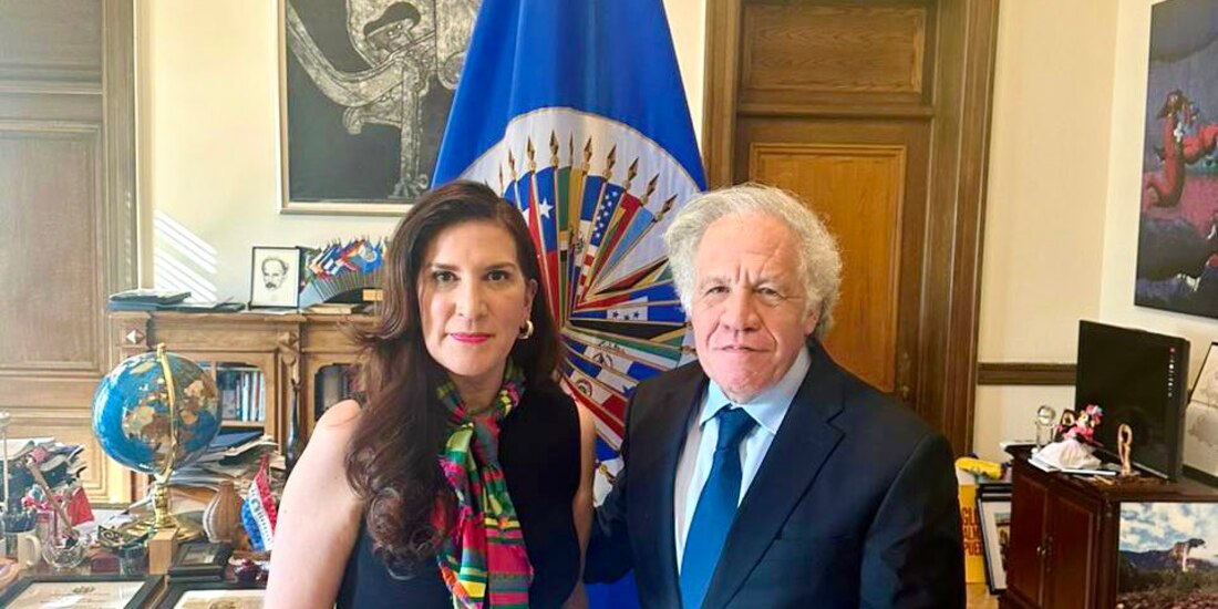 La senadora panista Kenia López y el secretario general de la OEA, Luis Almagro, ayer, en EU.