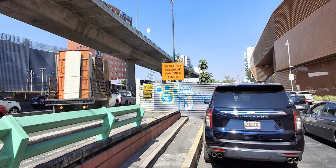 En el sitio, un letrero advierte que se trata de una excavación profunda.