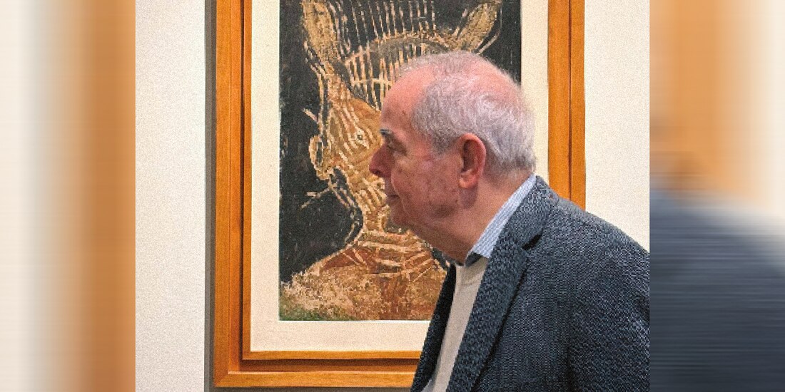 Colina, frente a uno de sus autorretratos, ayer.