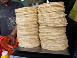 Mexicano crea máquina para hacer tortillas en el extranjero