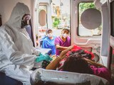 Un paramédico canaliza oxigeno a la señora Gloria, paciente COVID de 52 años a la cual se tuvo que trasladar a hospital ya que presentaba alta dificultad para respirar. Al subir a la ambulancia sus hijas se despidieron pidiéndole que fuera fuerte.