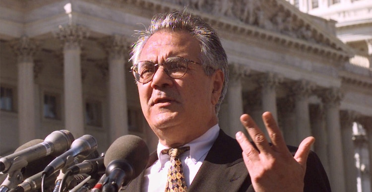 Barney Frank durante una conferencia de prensa en el Capitolio el 24 de septiembre de 1998