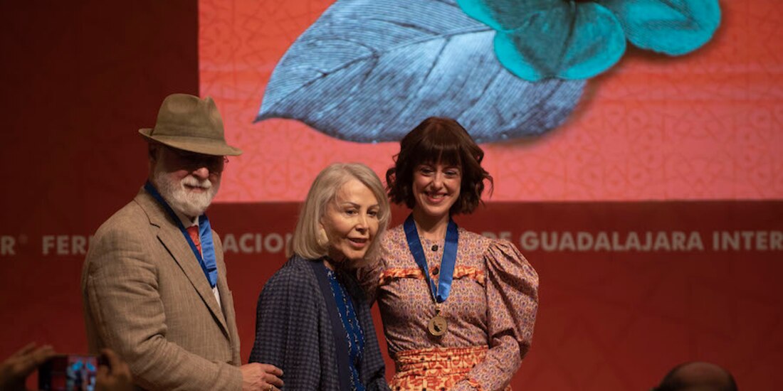De izq. a der. Alberto Manguel, Silvia Lemus e Irene Vallejo, ayer en la FIL Guadalajara.