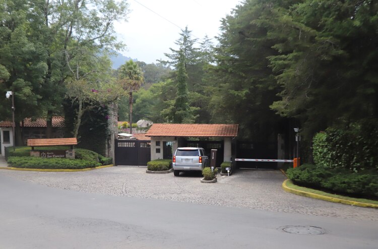 Entrada principal del conjunto residencial Rancho San Francisco, en la alcaldía Álvaro Obregón, donde un comando armado asaltó la casa del cantante español, quien se encontraba con sus hijos y algunos de sus trabajadores, quienes estuvieron amarrados dos horas.
