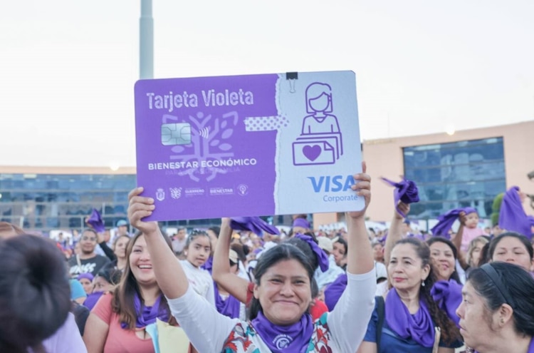 Madres de familia de Guerrero recibieron, el pasado 18 de marzo, la Tarjeta Violeta.