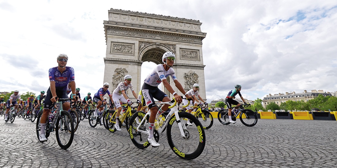 ISAAC del Toro, ayer, frente al Arco del Triunfo, en París.