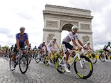 ISAAC del Toro, ayer, frente al Arco del Triunfo, en París.