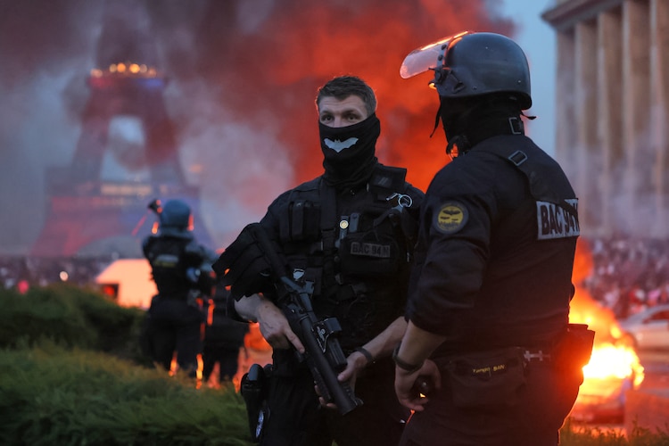 Una foto de los disturbios en París durante los festejos por la coronación del PSG en la Champions League.