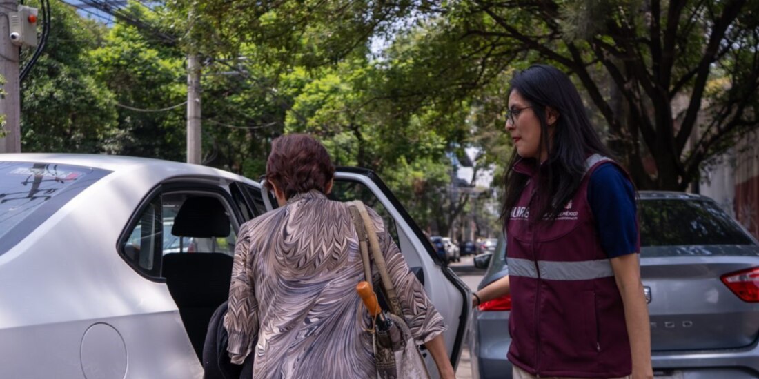 Ofelia aborda, por primera vez, un Uber tras el taller de Pilares, ayer.