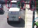 Policía de CDMX baja de su bici y frustra asalto; enfrenta a ladrones a balazos (VIDEO).