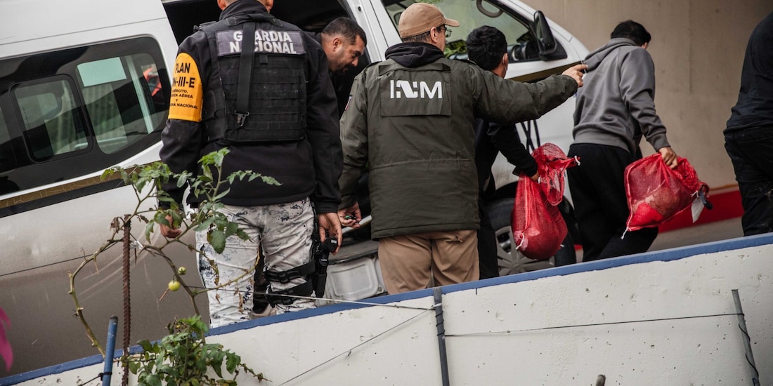 Personal del INM recibiendo a repatriados en Tijuana, ayer.