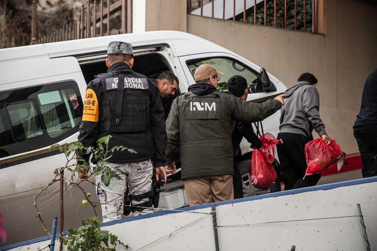 Personal del INM recibiendo a repatriados en Tijuana, en una fotografía ilustrativa.