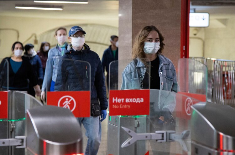 Personas usan máscaras faciales y guantes para protegerse del COVID-19, Moscú, Rusia, el 12 de mayo de 2020.