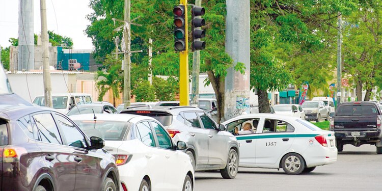 Un semáforo apagado ayer, en Cancún, Quintana Roo, a causa del apagón masivo en la Península de Yucatán.