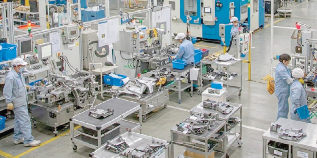 Personal de planta productora de ensamblajes y refacciones, en Querétaro, mientras trabajan, en marzo pasado.