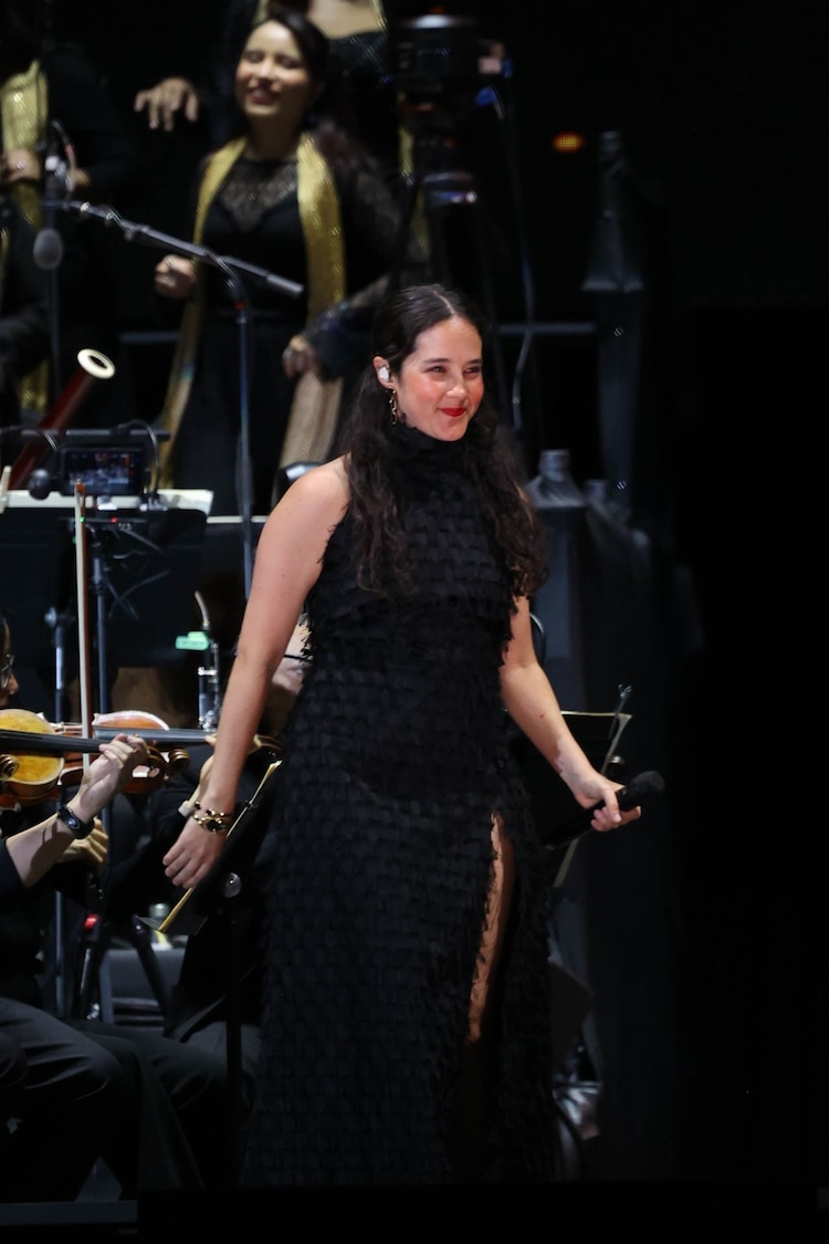 La cantante Ximena Sariñana acompañó al tenor Andrea Bocelli durante el concierto en el Zócalo.