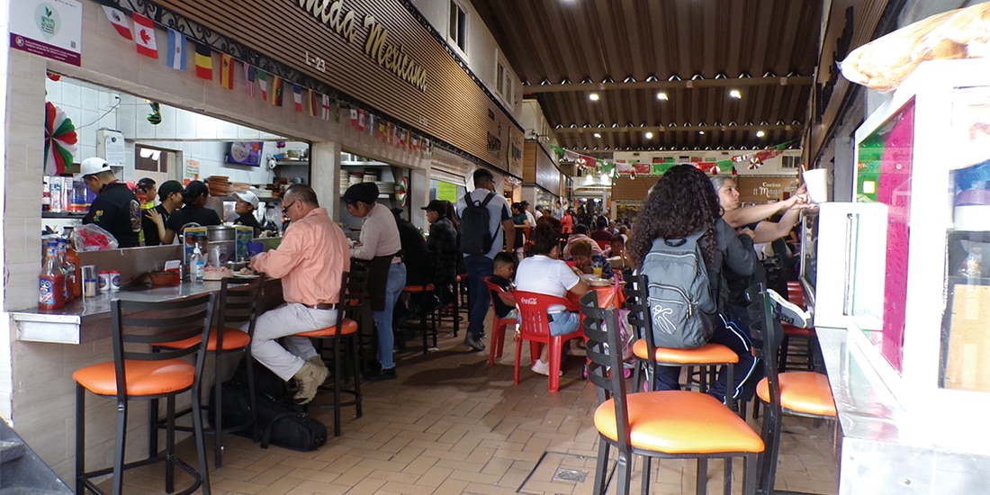 COMENSALES dentro del Mercado Huipulco, a 170 metros del Estadio CDMX, ayer.