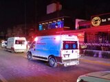 Servicios de emergencia acudieron ayer a las afueras del bar donde ocurrió el ataque.