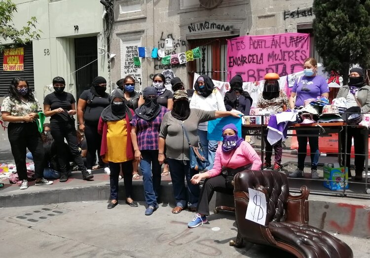 Mujeres que tomaron la CNDH aseguran que se van a defender.