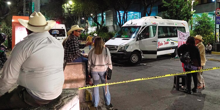 Productores de caña bloquearon los accesos de la Sader en Insurgentes sur, ayer, para exigir apoyos al sector.