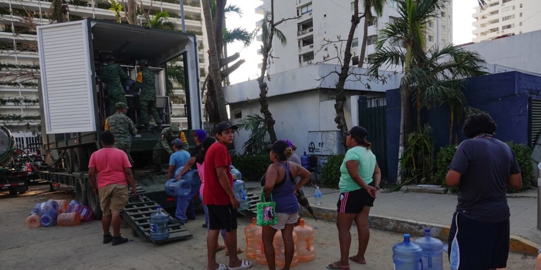 Sedena entrega agua potable a pobladores de Acapulco