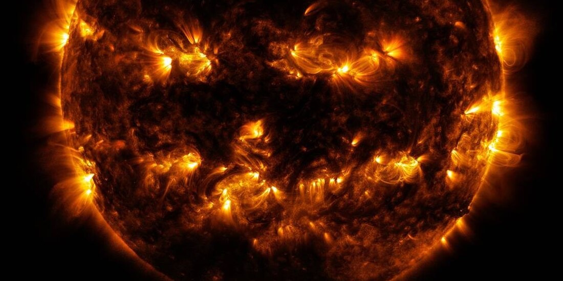 El telescopio especial Solar Dynamics Observatory capturó al Sol "disfrazado" como una terrorífica calabaza.