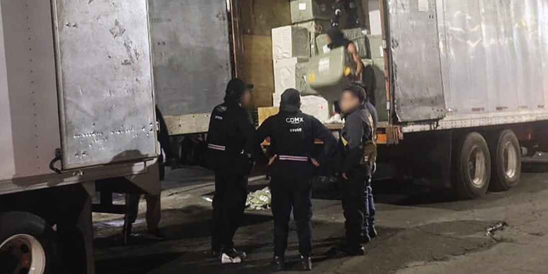 Autoridades durante el decomiso.