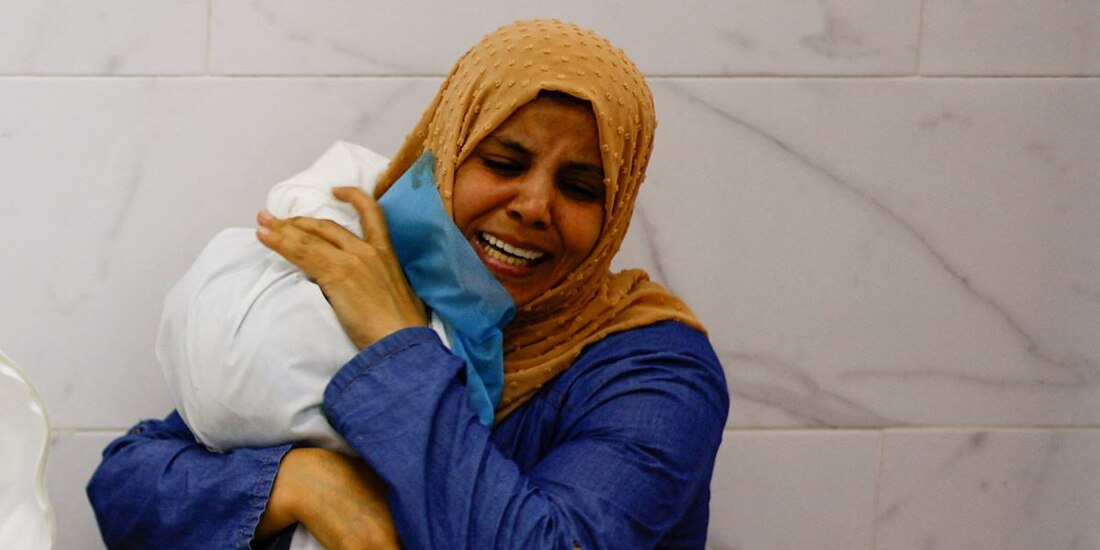 Una mujer palestina llora por la muerte de su hijo, resultado de ataques israelíes.