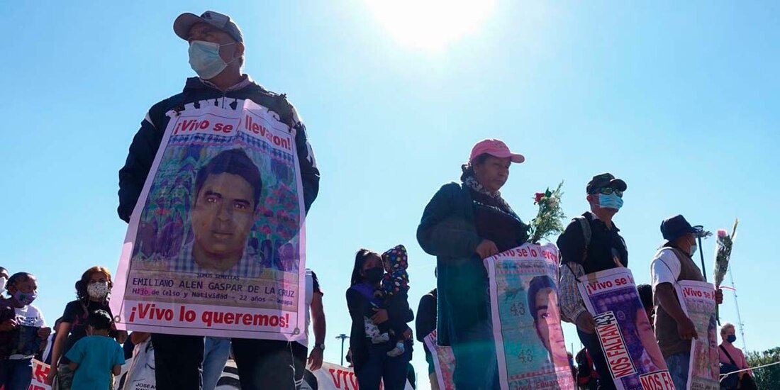 Familiares de los 43 normalistas de Ayotzinapa desaparecidos en Iguala, Guerrero, marcharon este domingo hacia la Basílica de Guadalupe