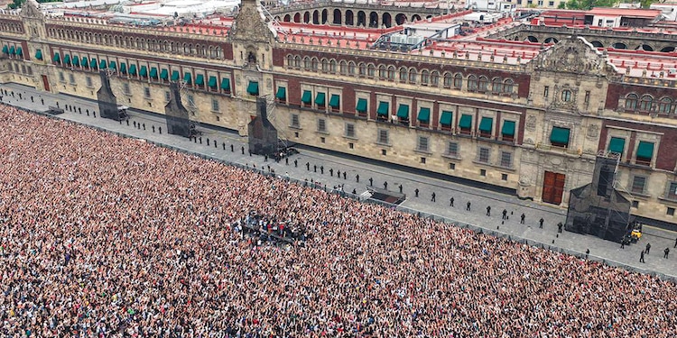 LA PLANCHA del Zócalo, ayer, con las ARMYS.