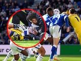 Emiliano Dibu Martínez en un choque en el partido Chelsea vs Everton en la Premier League