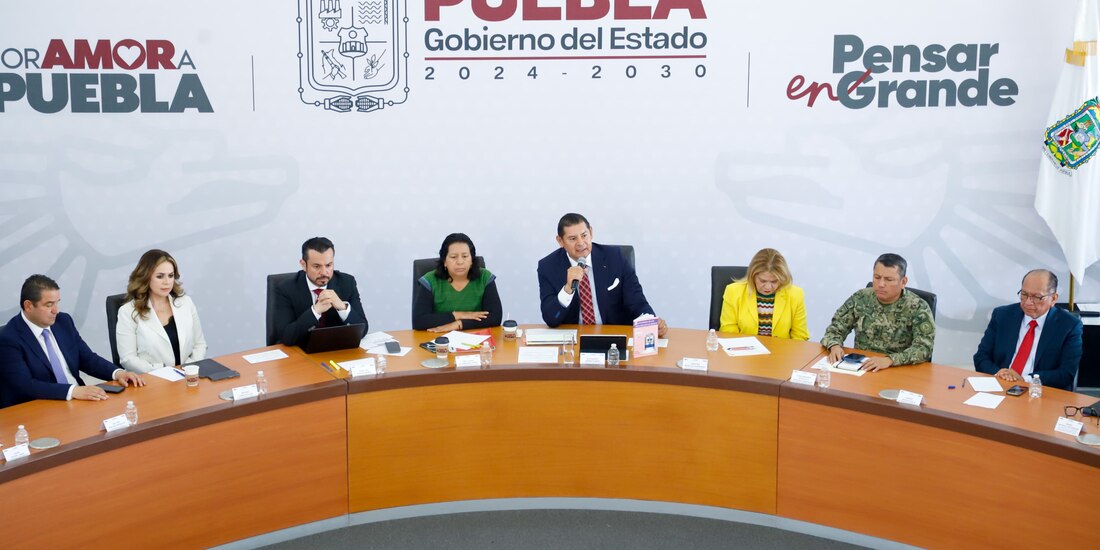 Al centro de la imagen el Gobernador de Puebla.