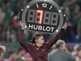 Stephanie Frappart, de Francia, muestra un cartel de tiempo durante el partido del Grupo C del Mundial que enfrentó a México con Polonia