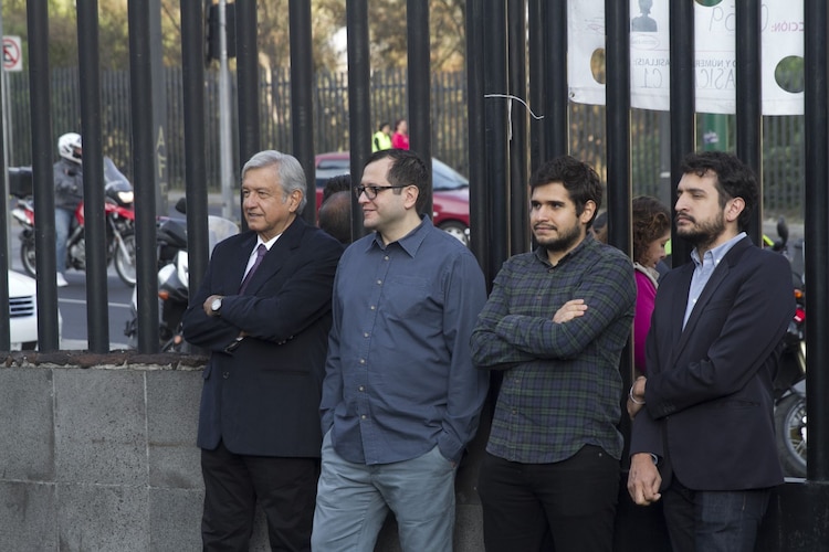 En fotografía de archivo, el expresidente Andrés Manuel López Obrador (ext. izq.) y sus hijos.