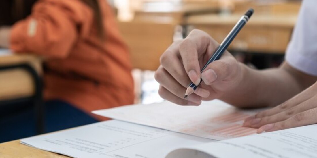 El programa de becas tiene como fin beneficiar a 300 mil jóvenes de bajos recursos que hayan concluido el bachillerato.