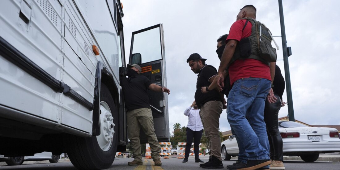 Un hombre es detenido y escoltado hasta un autobús por agentes federales tras comparecer ante un tribunal de inmigración, el lunes 14.