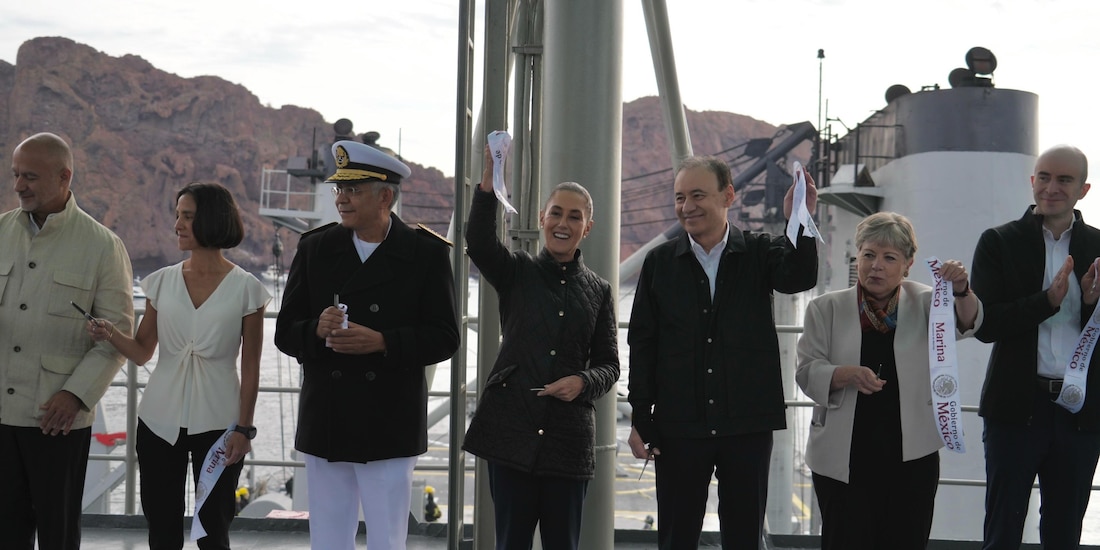 Al centro, la Presidenta Claudia Sheinbaum durante su gira de trabajo en Sonora.