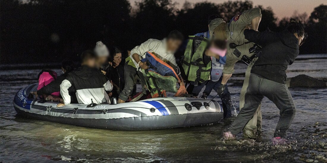 Un grupo de centroamericanos desembarca de una lancha de plástico tras cruzar el Río Grande, el pasado 8 de abril.
